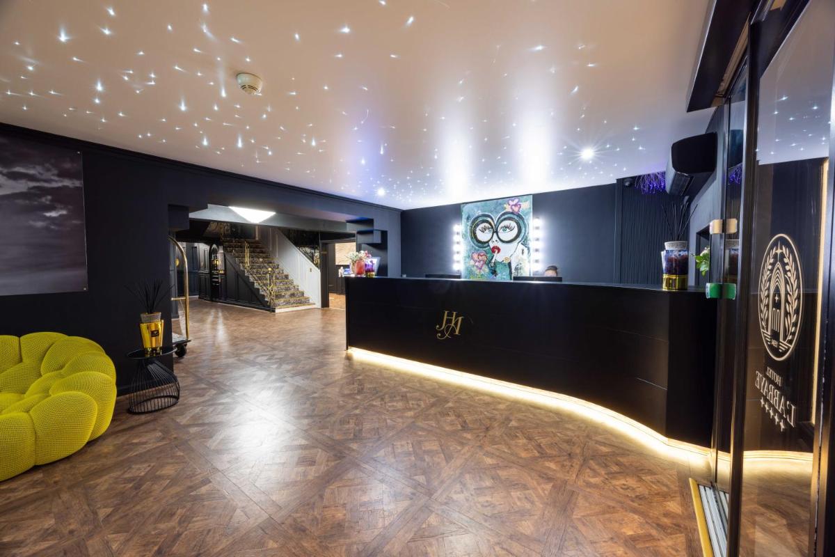 un salon de coiffure avec une chaise jaune dans une pièce dans l'établissement Hôtel L'Abbaye, à Calvi 37 autres photos