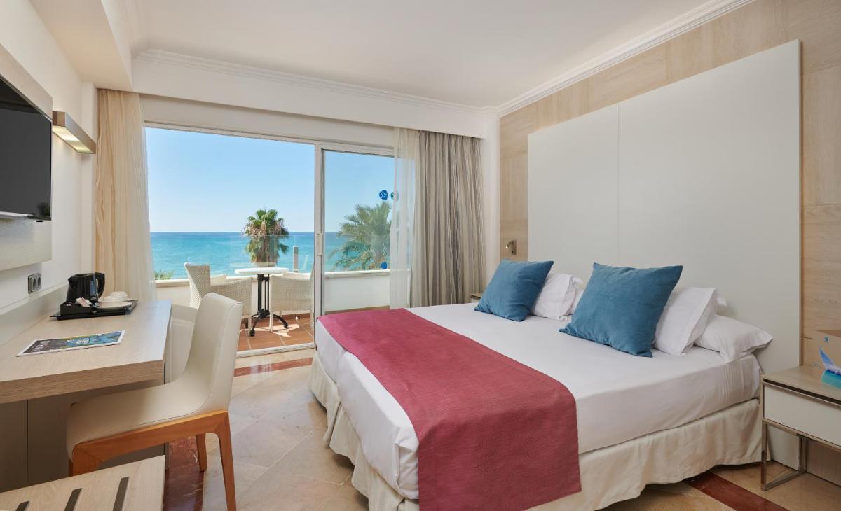 Un dormitorio con una cama con vista al mar. en Grupotel Acapulco Playa - Adults Only, en Playa de Palma