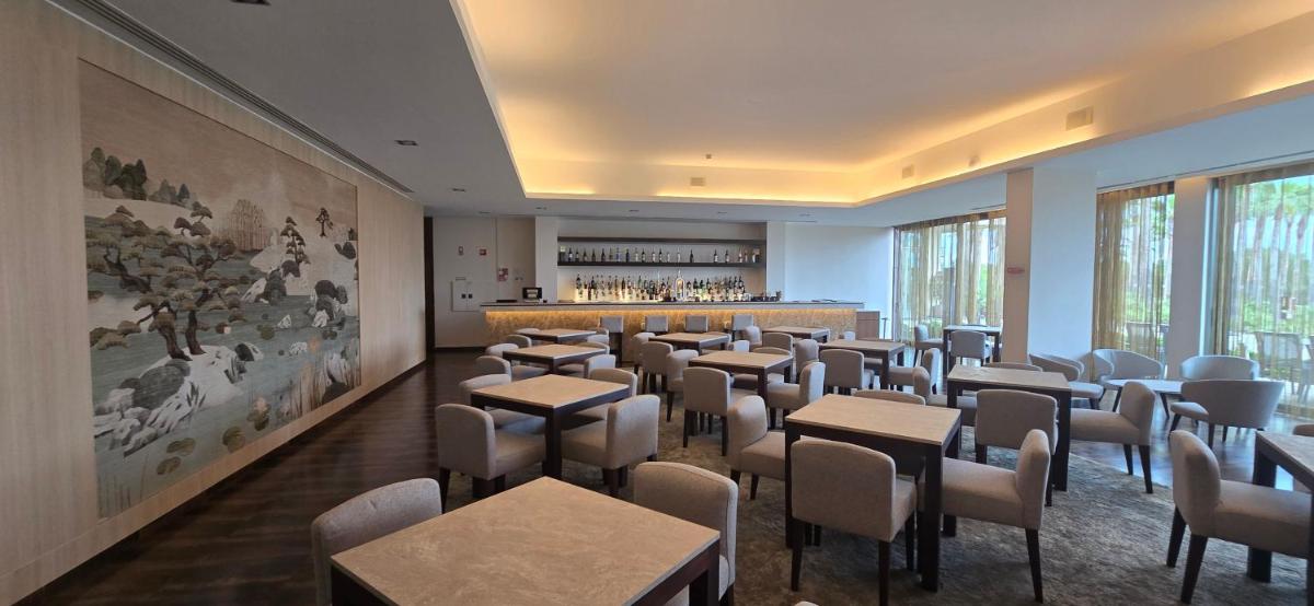 Um restaurante ou outro lugar para comer em AP Lago Montargil - Conference & SPA