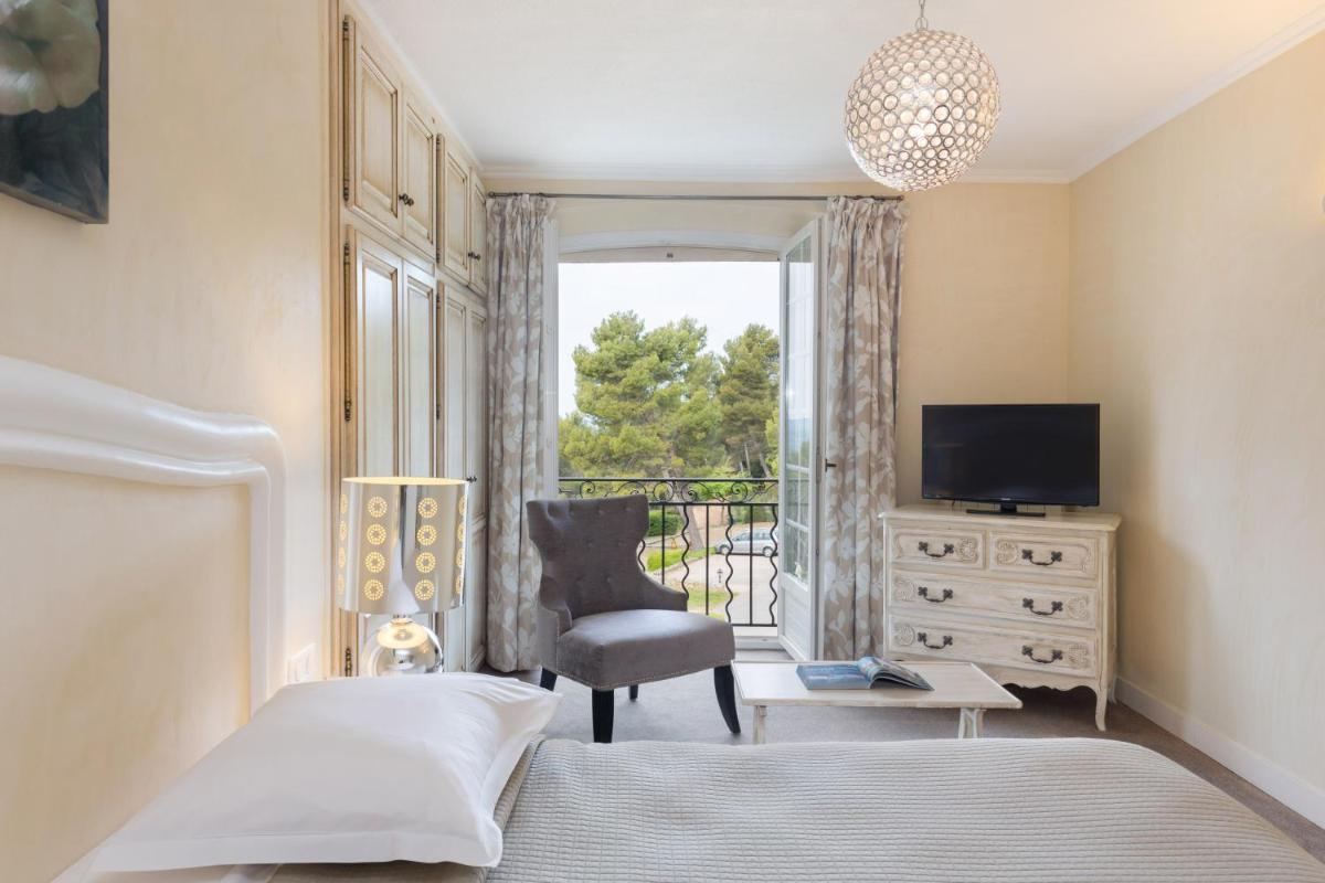 Un ou plusieurs lits dans un hébergement de l'établissement La Bastide De Tourtour Hotel & Spa