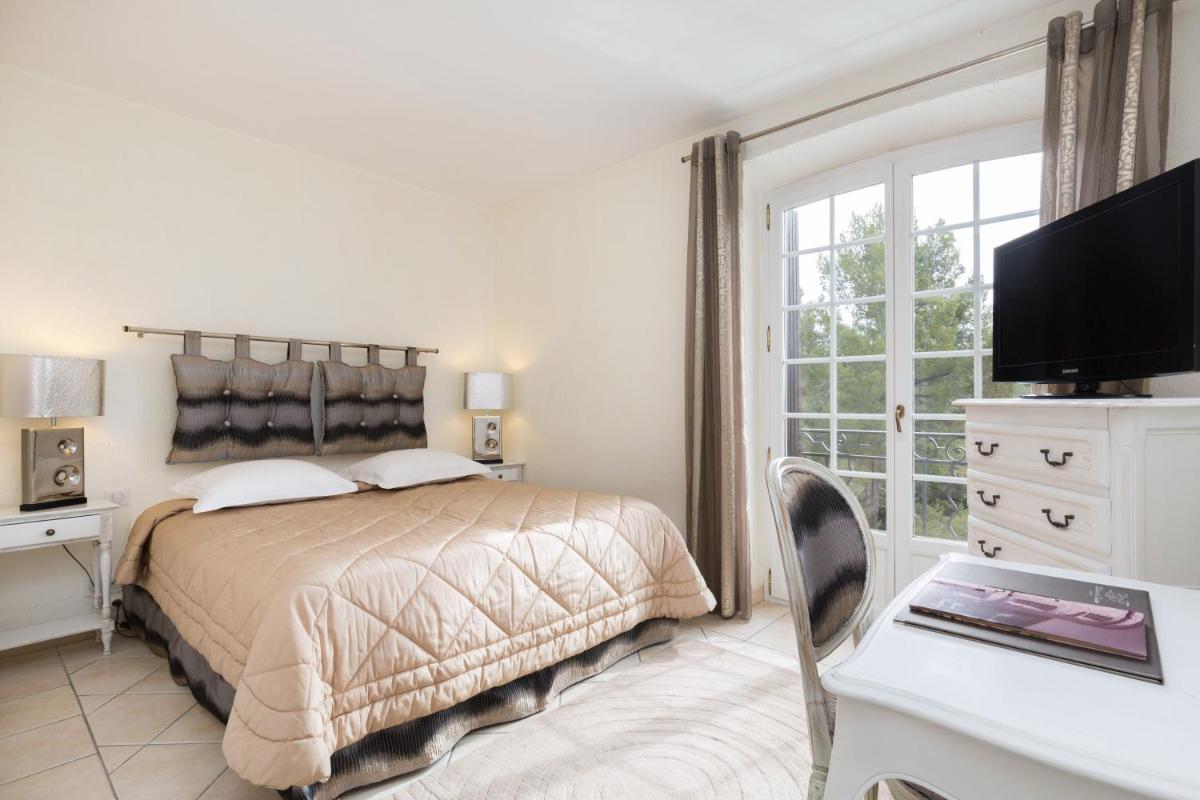 Un ou plusieurs lits dans un hébergement de l'établissement La Bastide De Tourtour Hotel & Spa
