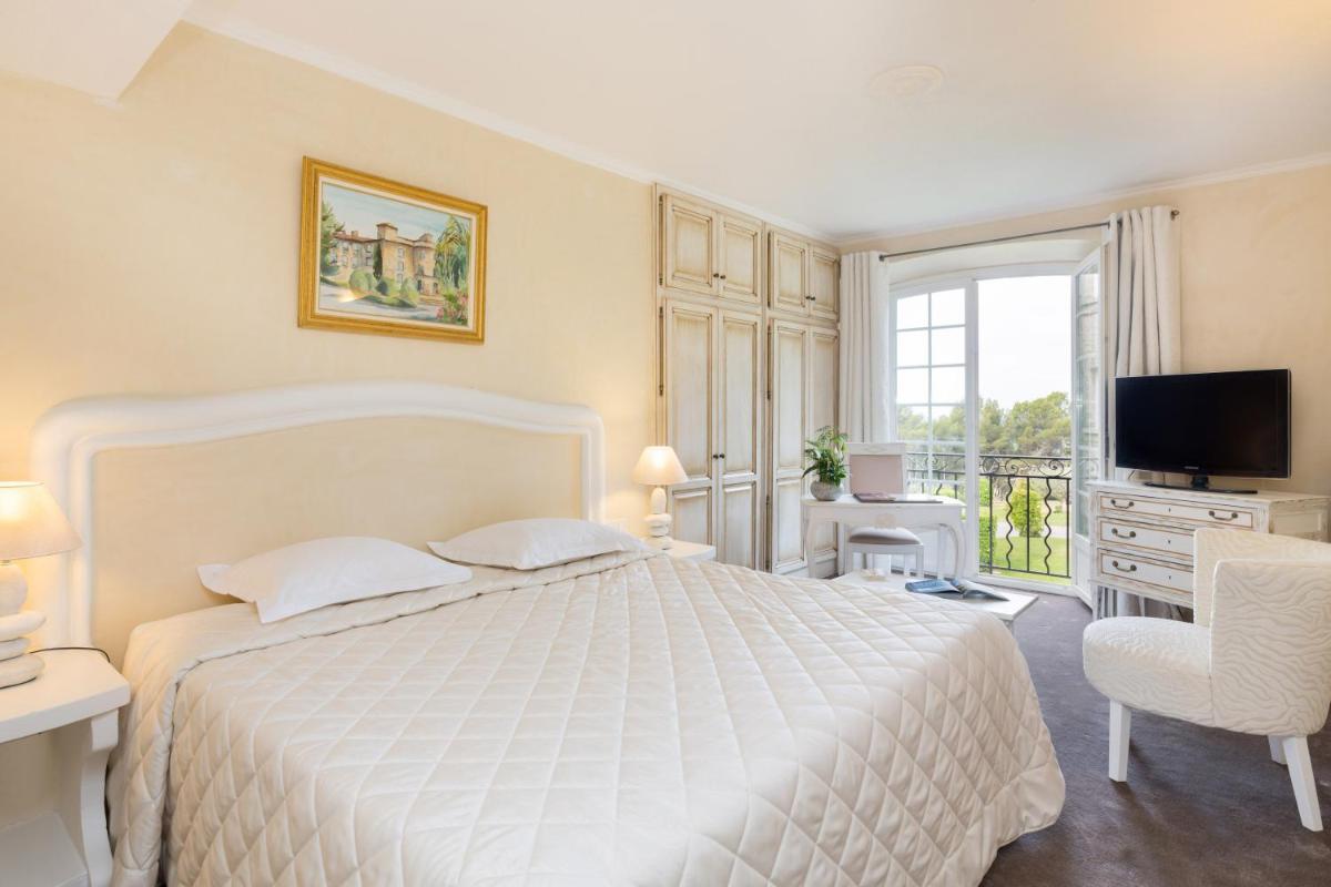 Un ou plusieurs lits dans un hébergement de l'établissement La Bastide De Tourtour Hotel & Spa
