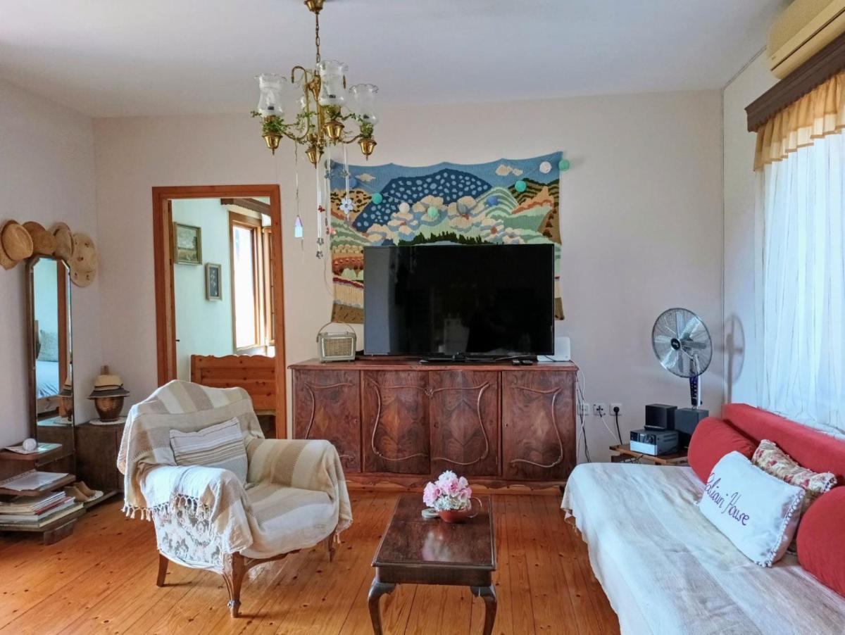 Paliouri House - Housity
