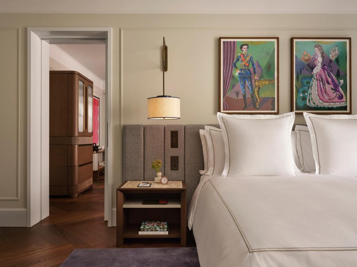 Ein Bett oder Betten in einem Zimmer der Unterkunft Rosewood Munich