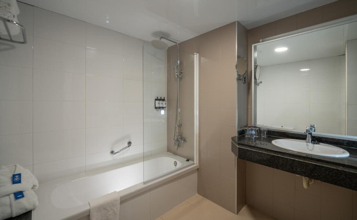 Un baño de AQUA Hotel The Breeze & Spa - All Inclusive - Adults Only - 4Sup