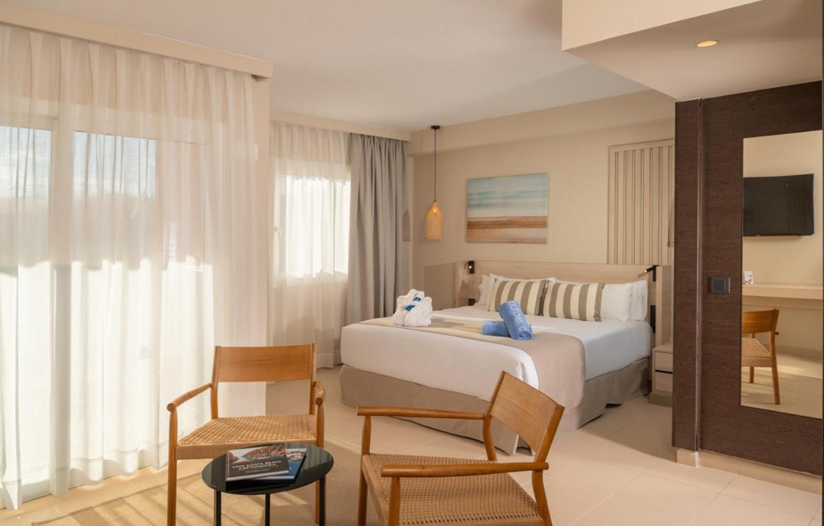 Cama o camas de una habitación en AQUA Hotel The Breeze & Spa - All Inclusive - Adults Only - 4Sup