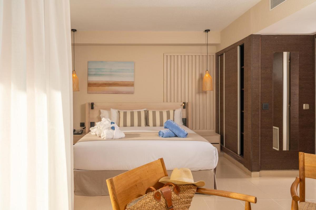 Cama o camas de una habitación en AQUA Hotel The Breeze & Spa - All Inclusive - Adults Only - 4Sup