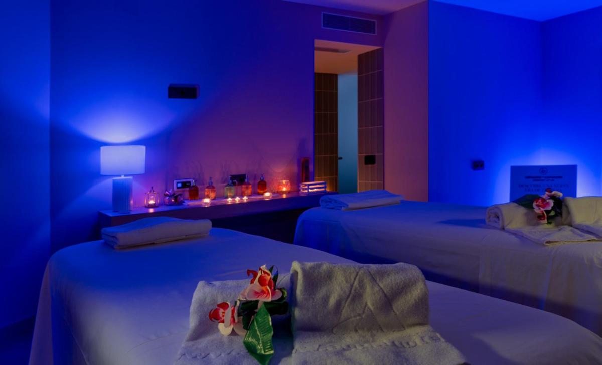 Cama o camas de una habitación en AQUA Hotel The Breeze & Spa - All Inclusive - Adults Only - 4Sup