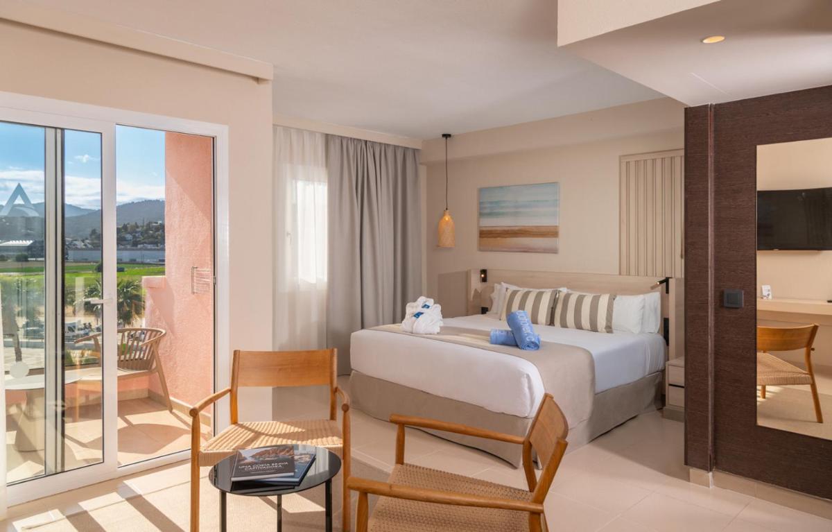 una habitación de hotel con una cama y un balcón en AQUA Hotel The Breeze & Spa - All Inclusive - Adults Only - 4Sup, en Santa Susanna 152 fotos más