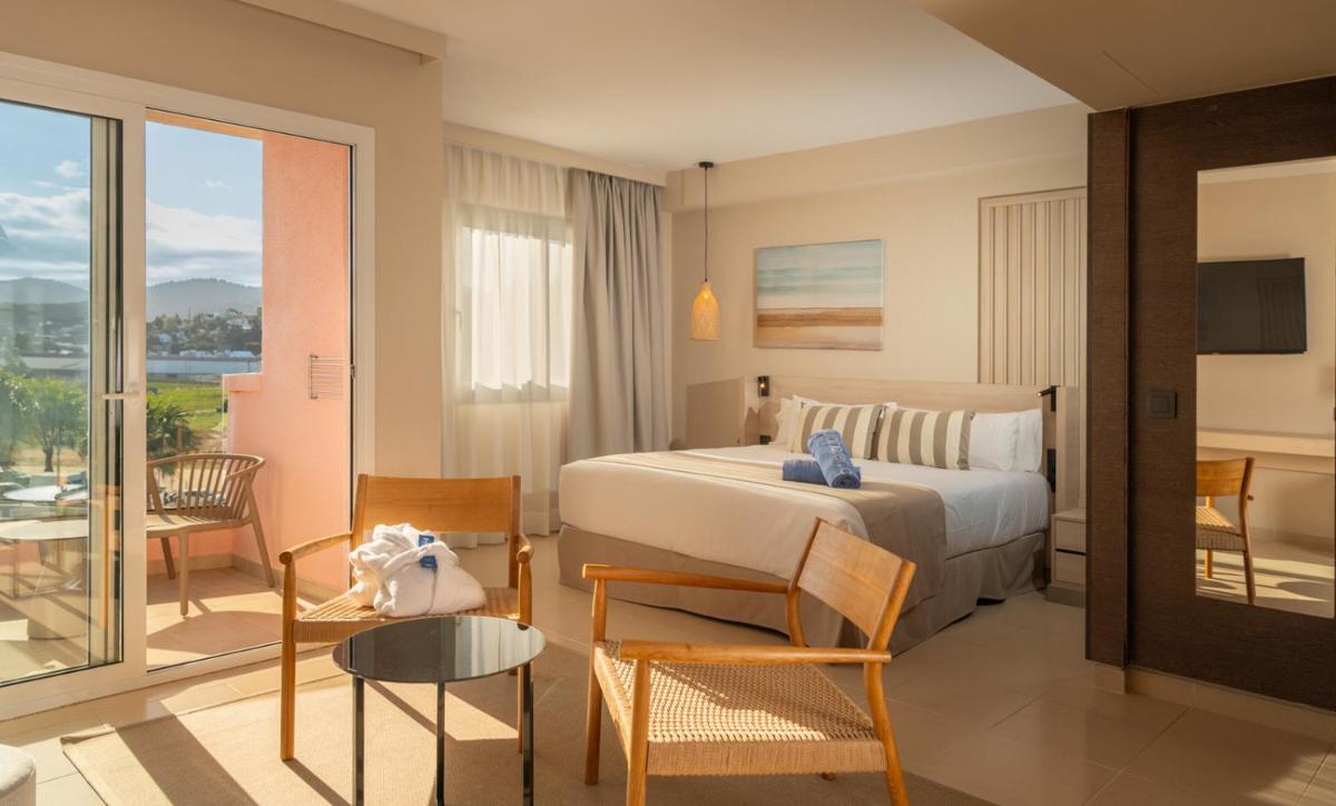Cama o camas de una habitación en AQUA Hotel The Breeze & Spa - All Inclusive - Adults Only - 4Sup