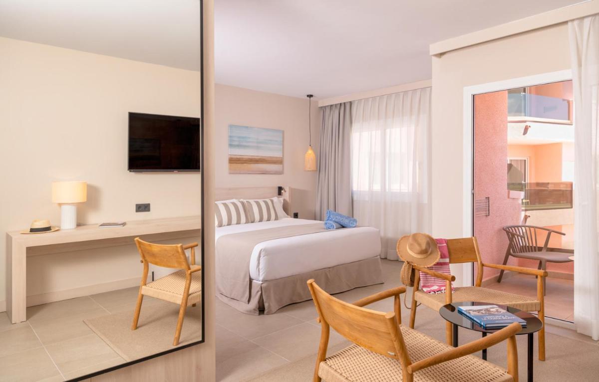 Una televisión o centro de entretenimiento en AQUA Hotel The Breeze & Spa - All Inclusive - Adults Only - 4Sup