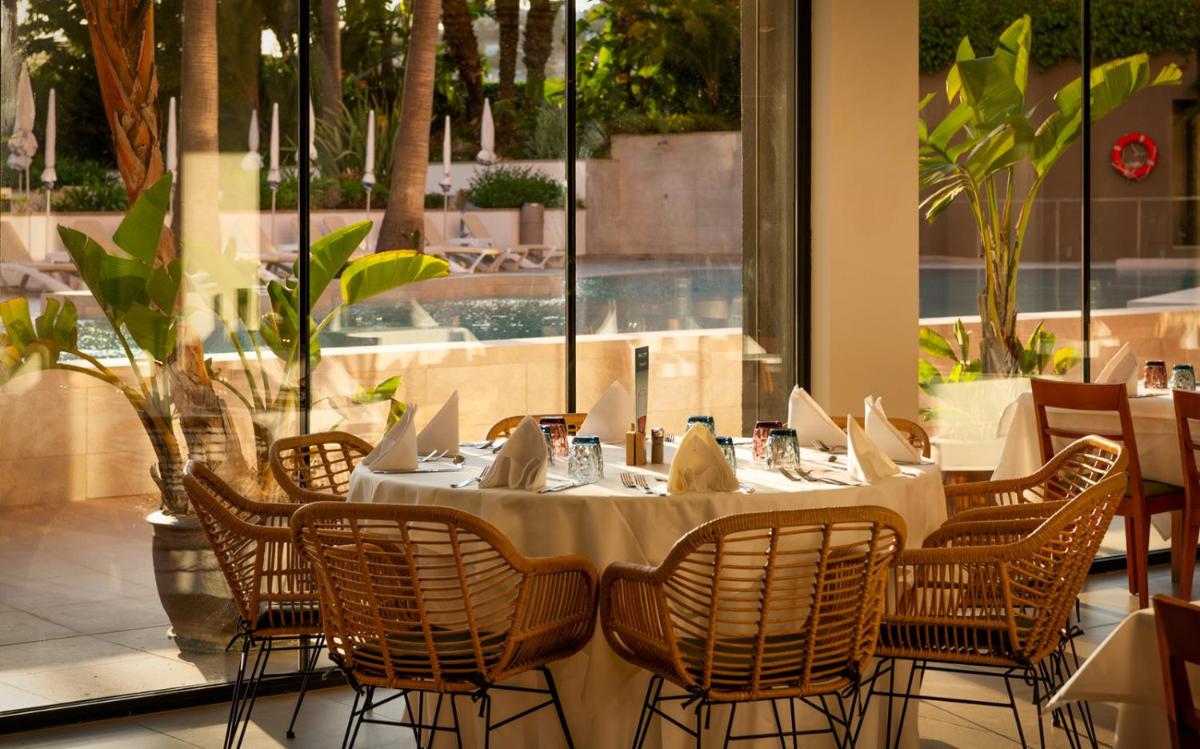 Un restaurante o sitio para comer en AQUA Hotel The Breeze & Spa - All Inclusive - Adults Only - 4Sup