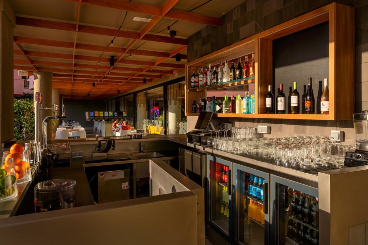 El salón o zona de bar de AQUA Hotel The Breeze & Spa - All Inclusive - Adults Only - 4Sup