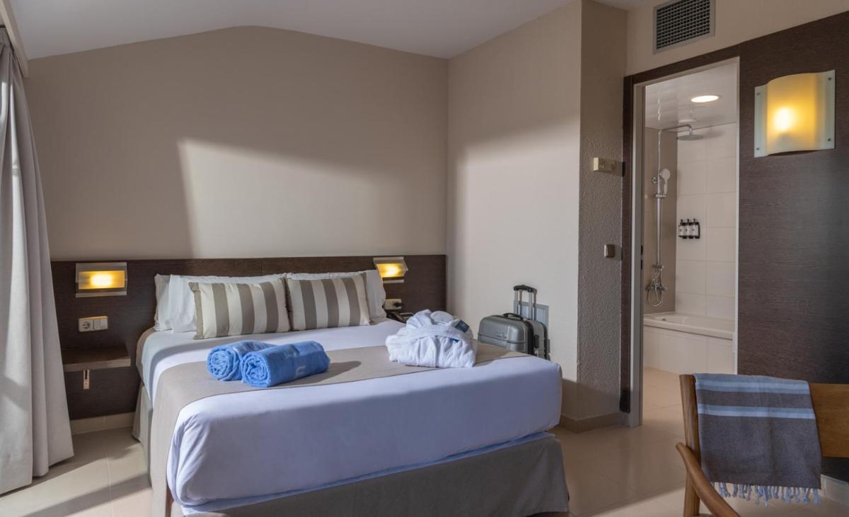 Cama o camas de una habitación en AQUA Hotel The Breeze & Spa - All Inclusive - Adults Only - 4Sup