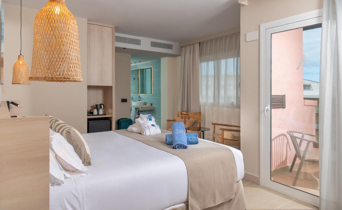 Cama o camas de una habitación en AQUA Hotel The Breeze & Spa - All Inclusive - Adults Only - 4Sup