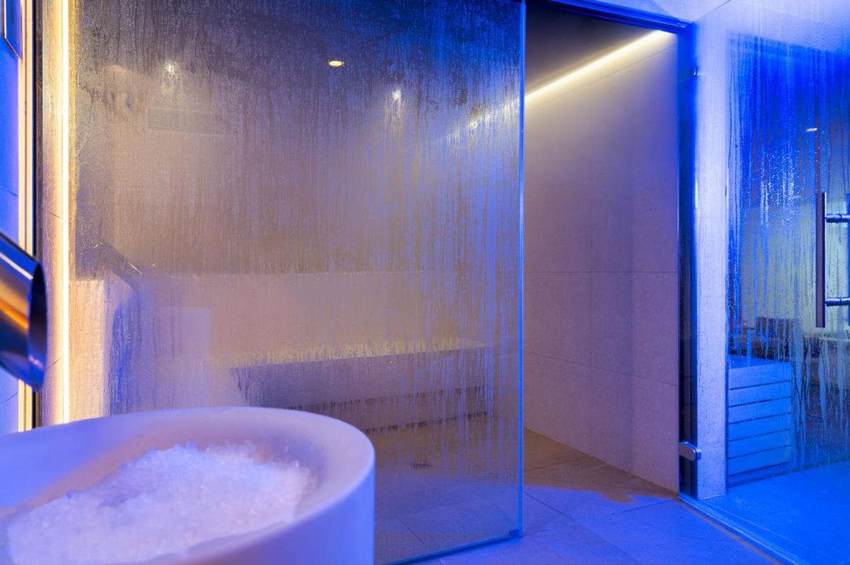 Un baño de AQUA Hotel The Breeze & Spa - All Inclusive - Adults Only - 4Sup
