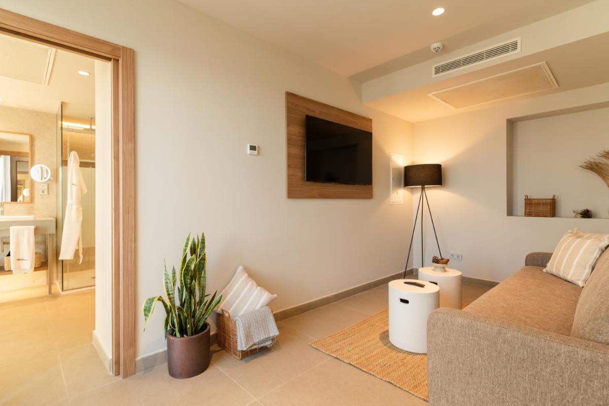 Una televisión o centro de entretenimiento en BANCAL HOTEL and SPA