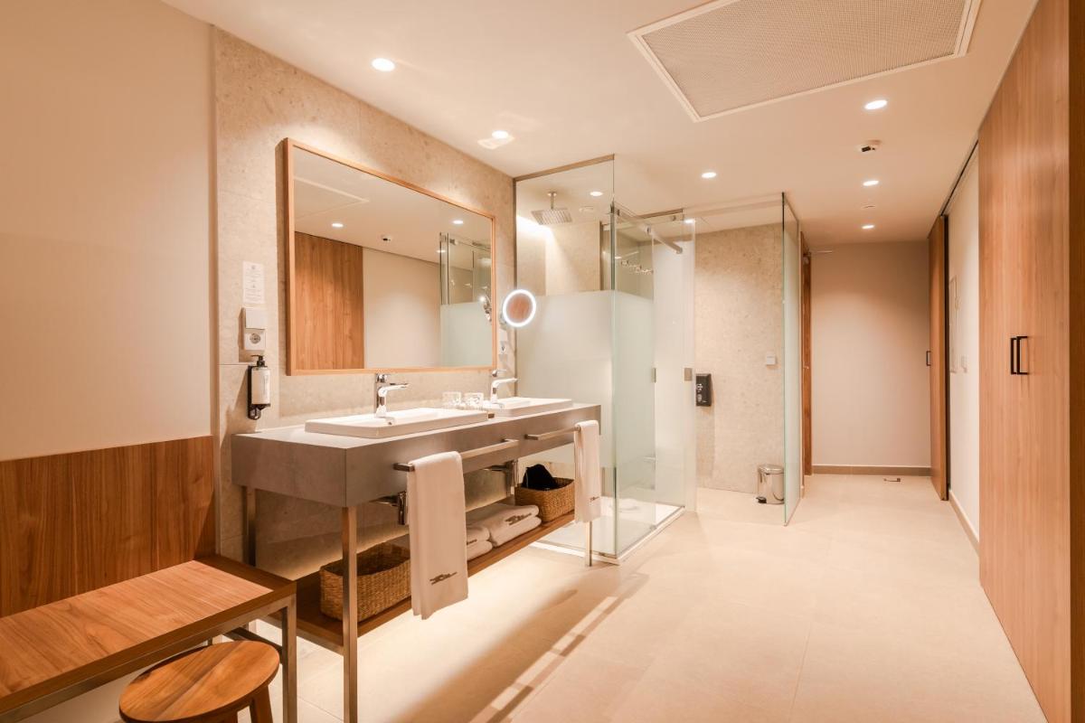 un baño con lavabo y espejo en BANCAL HOTEL and SPA, en San Sebastián de la Gomera