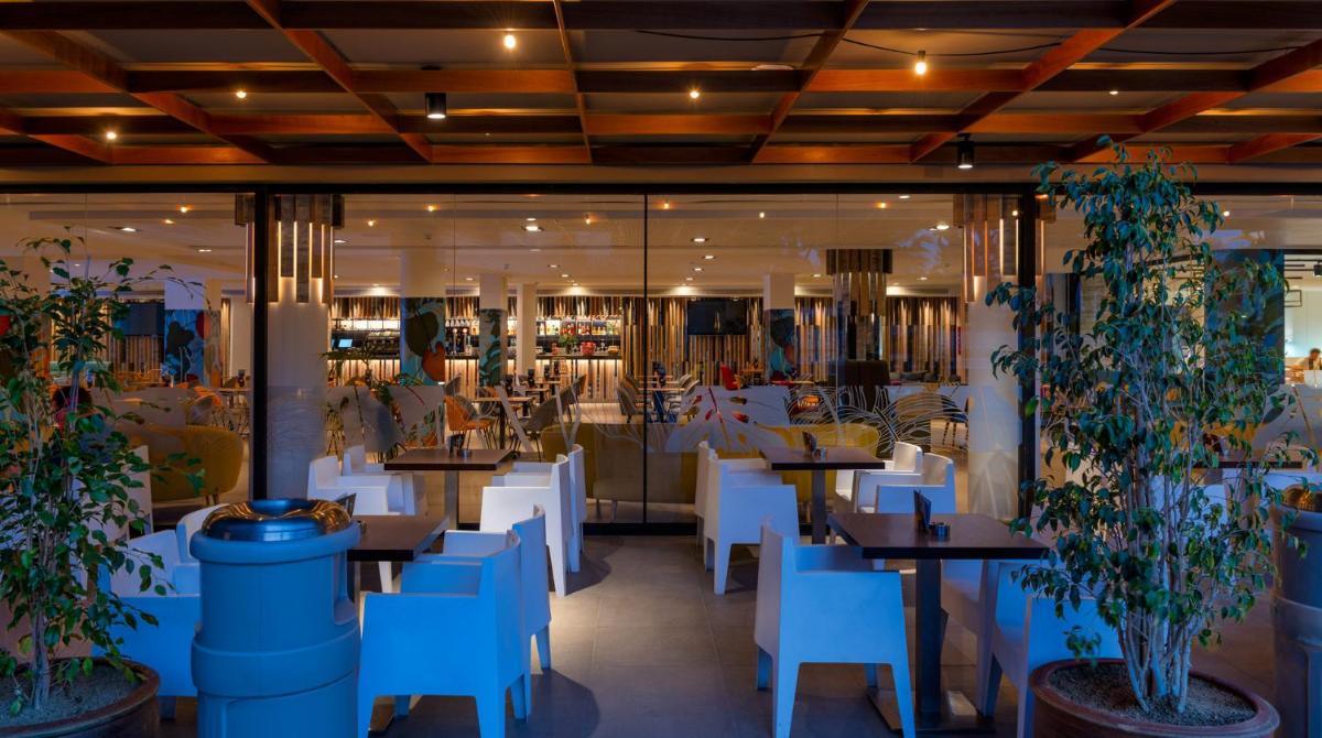 Un restaurante o sitio para comer en AQUA Hotel The Breeze & Spa - All Inclusive - Adults Only - 4Sup