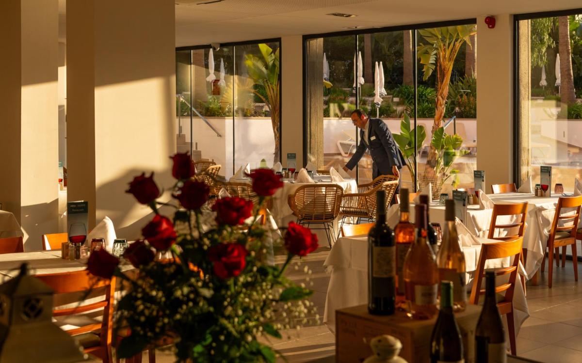Un restaurante o sitio para comer en AQUA Hotel The Breeze & Spa - All Inclusive - Adults Only - 4Sup