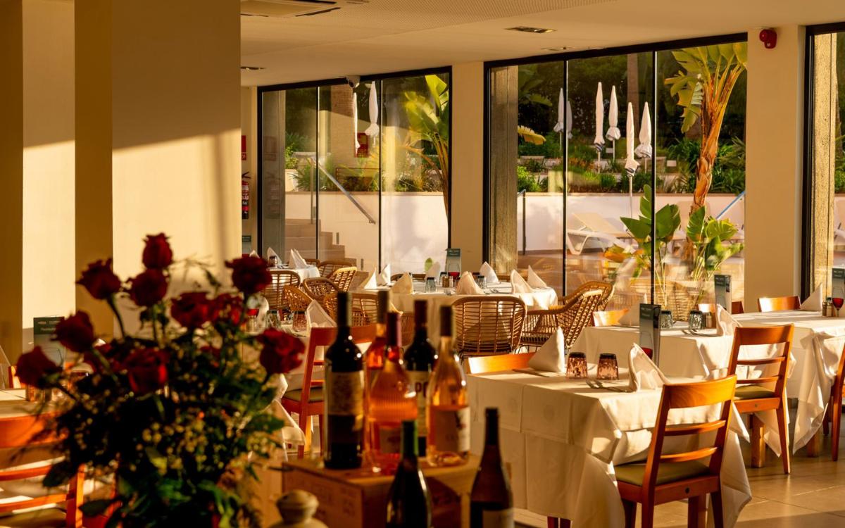 Un restaurante o sitio para comer en AQUA Hotel The Breeze & Spa - All Inclusive - Adults Only - 4Sup