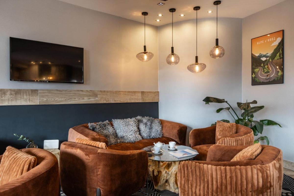 un salon avec deux chaises et une table dans l'établissement Royal Ours Blanc Boutique Hôtel & Spa, à L'Alpe-d'Huez
