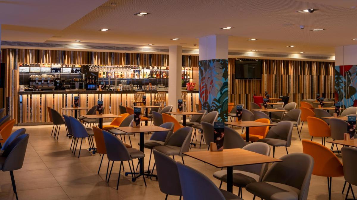 Un restaurante o sitio para comer en AQUA Hotel The Breeze & Spa - All Inclusive - Adults Only - 4Sup