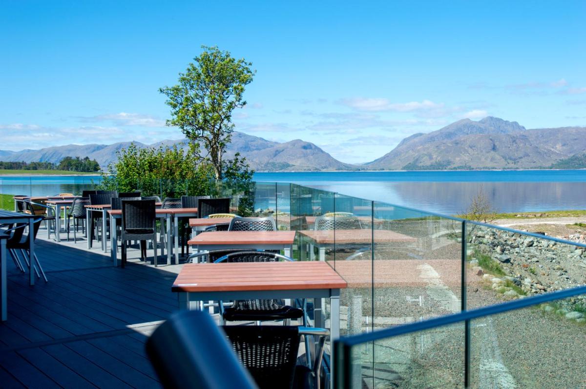 Holly Tree Hotel, Swimming Pool & Hot Tub - Housity