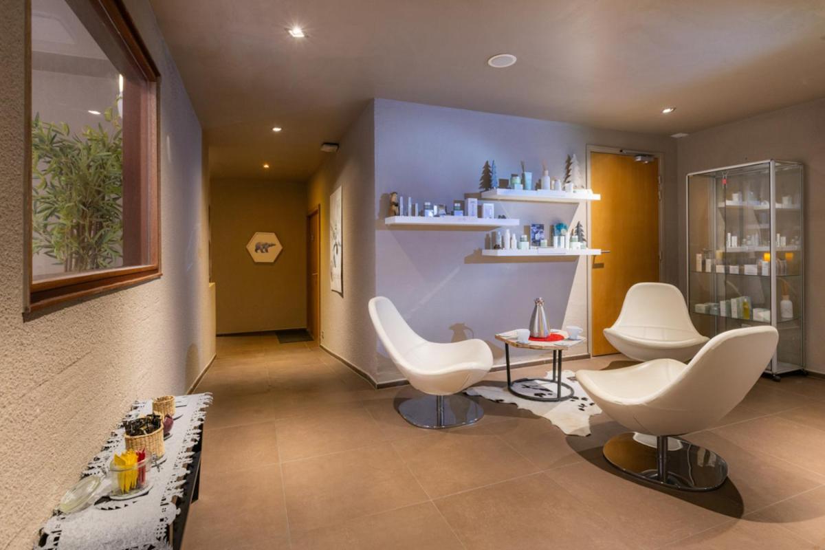 Coin salon dans l'établissement Royal Ours Blanc Boutique Hôtel & Spa