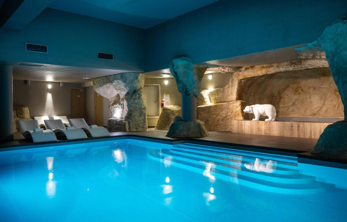 Piscine de l'établissement Royal Ours Blanc Boutique Hôtel & Spa ou située à proximité