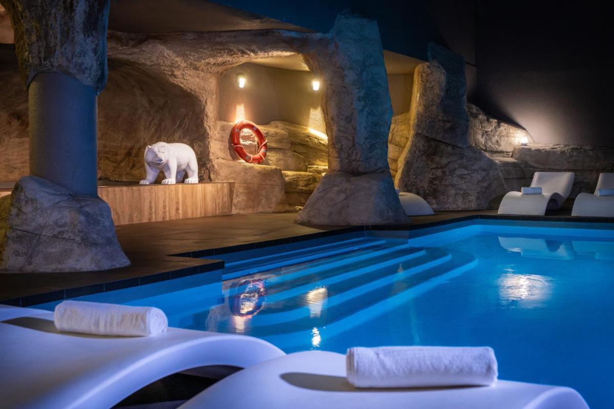 Piscine de l'établissement Royal Ours Blanc Boutique Hôtel & Spa ou située à proximité