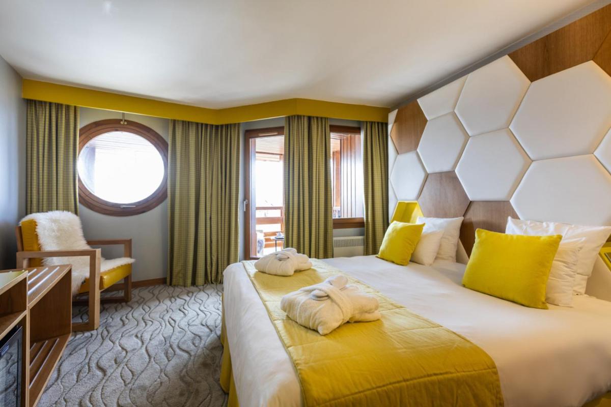 Un ou plusieurs lits dans un hébergement de l'établissement Royal Ours Blanc Boutique Hôtel & Spa