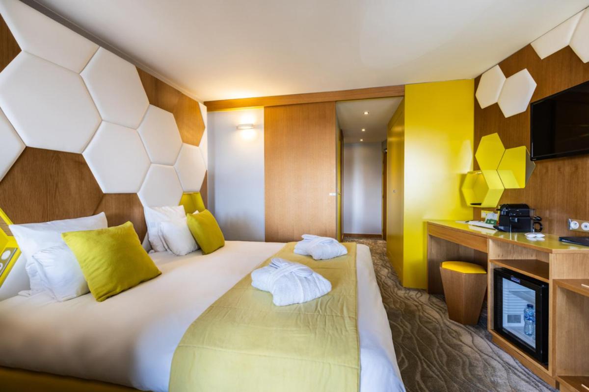Un ou plusieurs lits dans un hébergement de l'établissement Royal Ours Blanc Boutique Hôtel & Spa