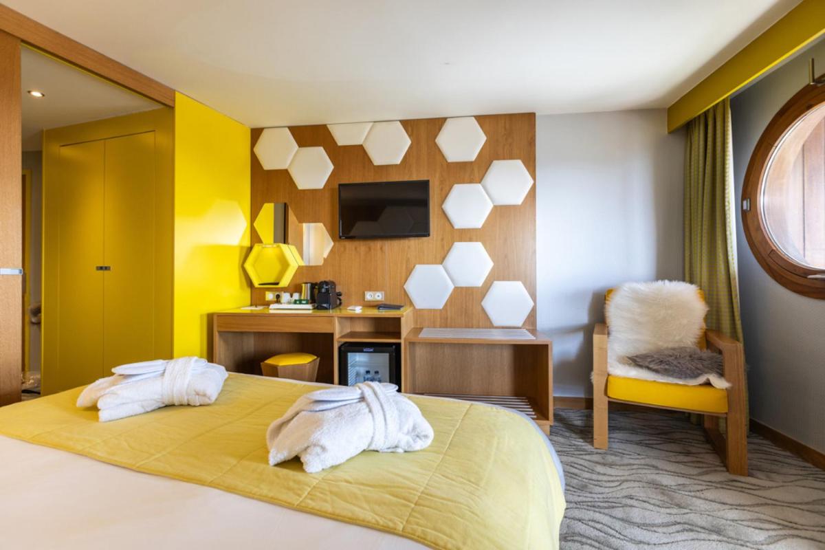 Un ou plusieurs lits dans un hébergement de l'établissement Royal Ours Blanc Boutique Hôtel & Spa