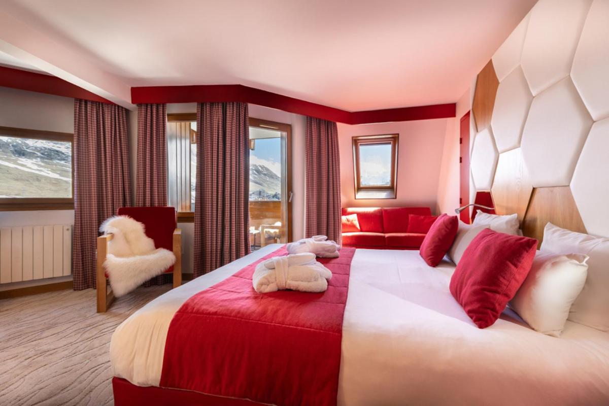Un ou plusieurs lits dans un hébergement de l'établissement Royal Ours Blanc Boutique Hôtel & Spa