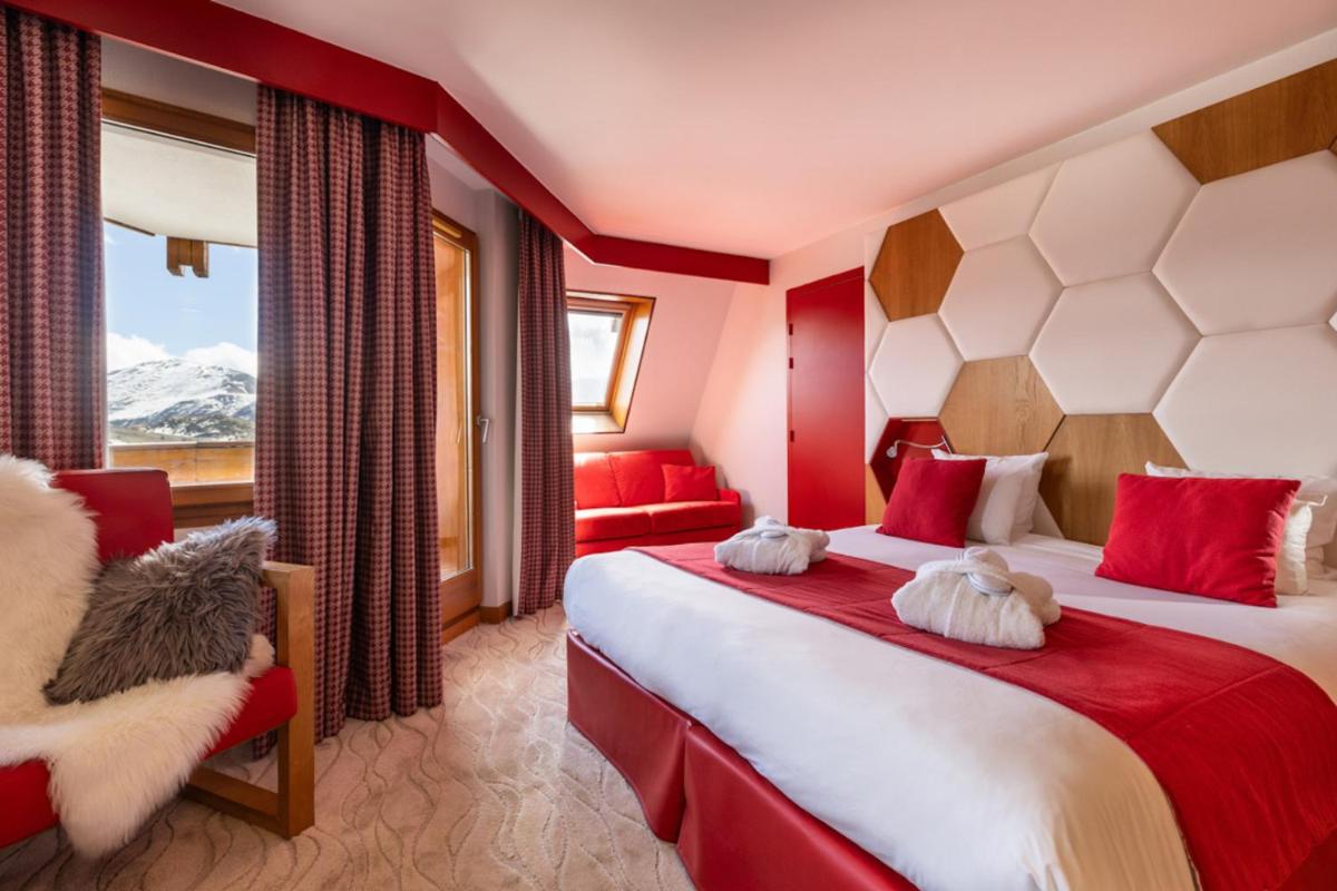 Un ou plusieurs lits dans un hébergement de l'établissement Royal Ours Blanc Boutique Hôtel & Spa