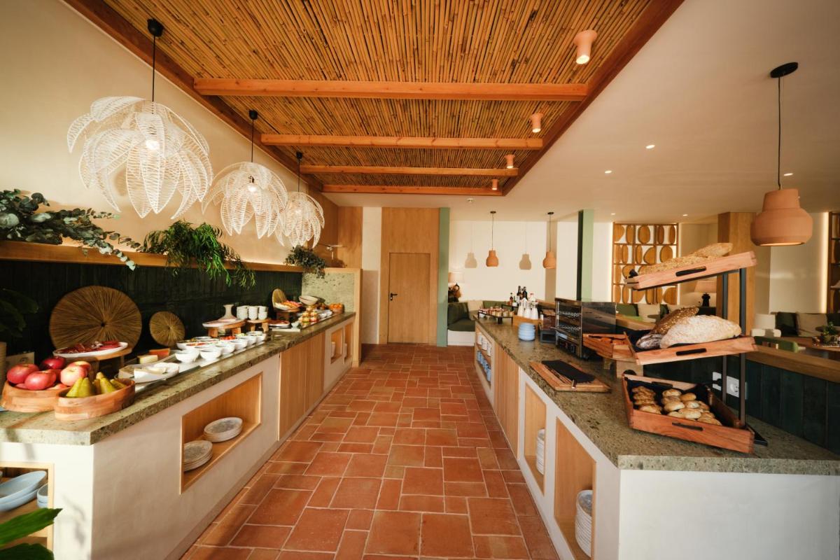 una gran cocina con una barra larga con comida en Salino Port Soller, en Puerto de Sóller