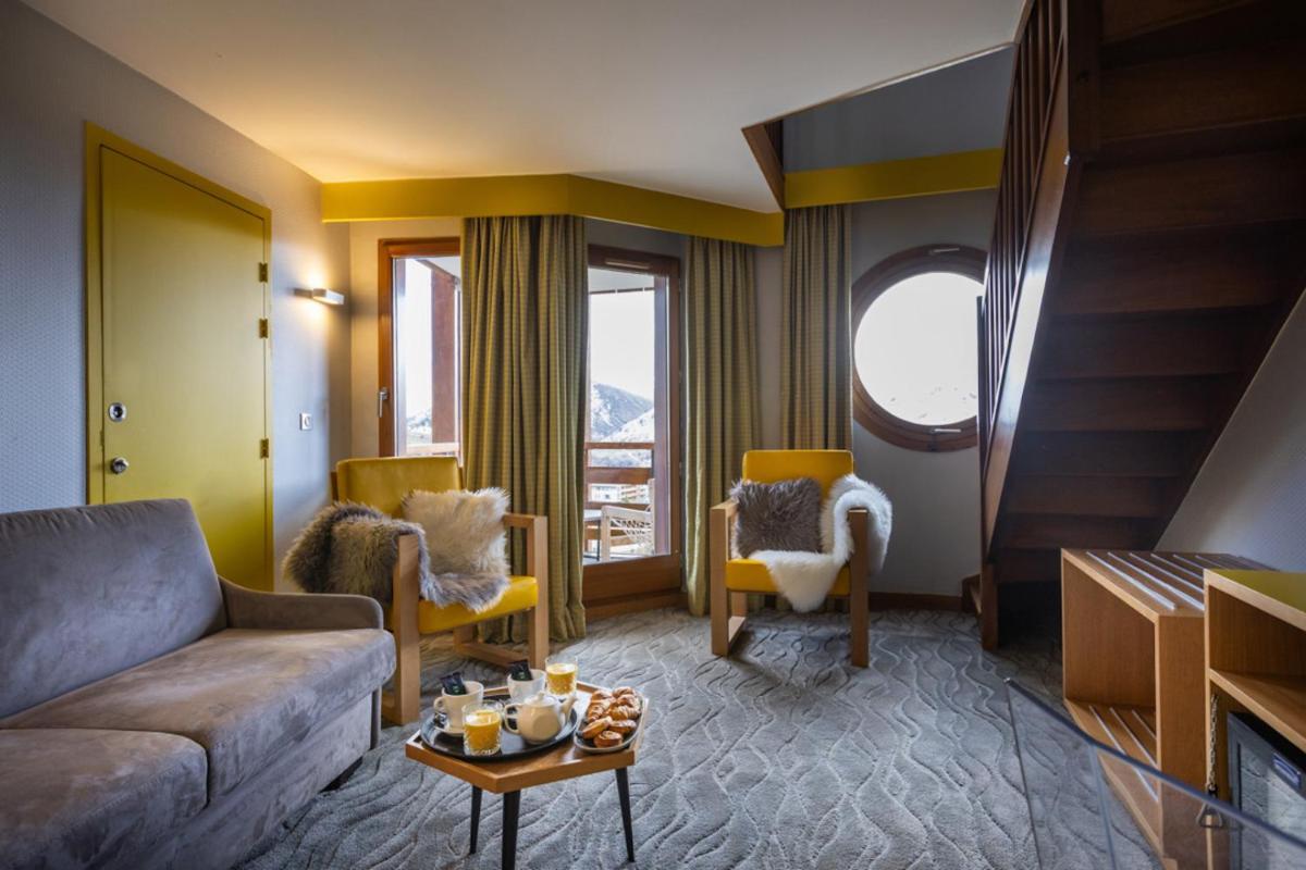 Coin salon dans l'établissement Royal Ours Blanc Boutique Hôtel & Spa