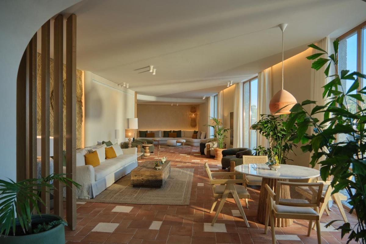 una sala de estar con un sofá y una mesa en Salino Port Soller, en Puerto de Sóller
