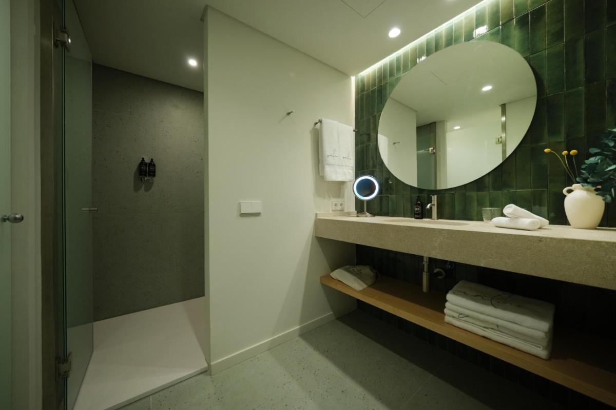 Un baño de Salino Port Soller