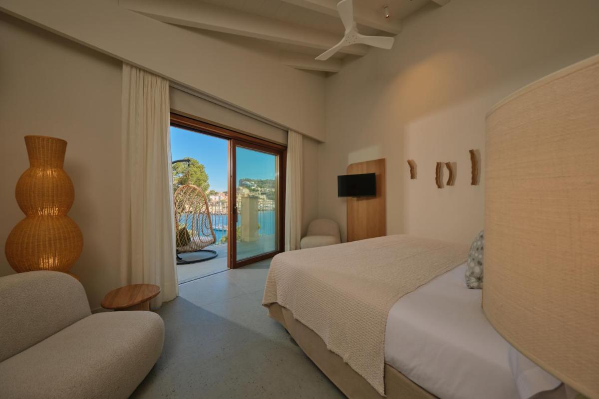 Un dormitorio con una cama y vista al mar. en Salino Port Soller, en Puerto de Sóller 93 fotos más