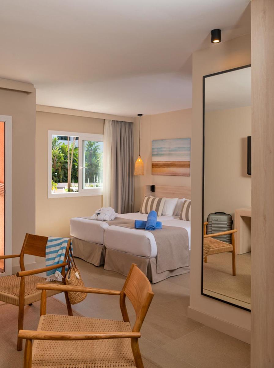 Cama o camas de una habitación en AQUA Hotel The Breeze & Spa - All Inclusive - Adults Only - 4Sup