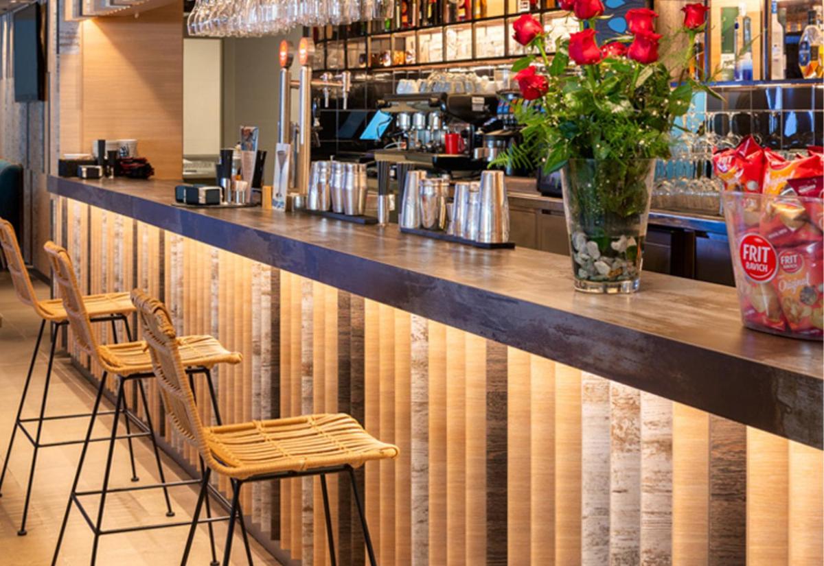 El salón o zona de bar de AQUA Hotel The Breeze & Spa - All Inclusive - Adults Only - 4Sup