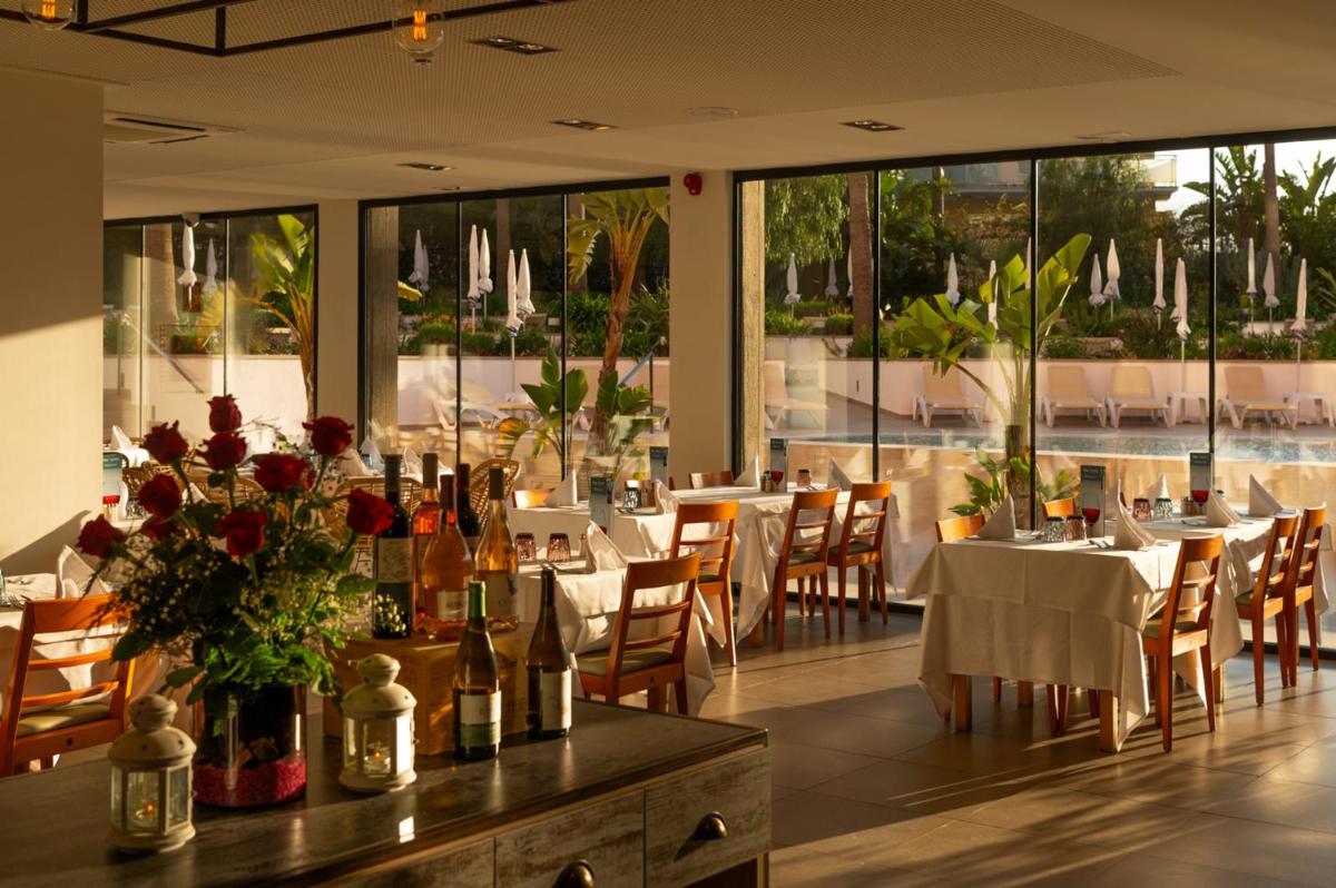 Un restaurante o sitio para comer en AQUA Hotel The Breeze & Spa - All Inclusive - Adults Only - 4Sup