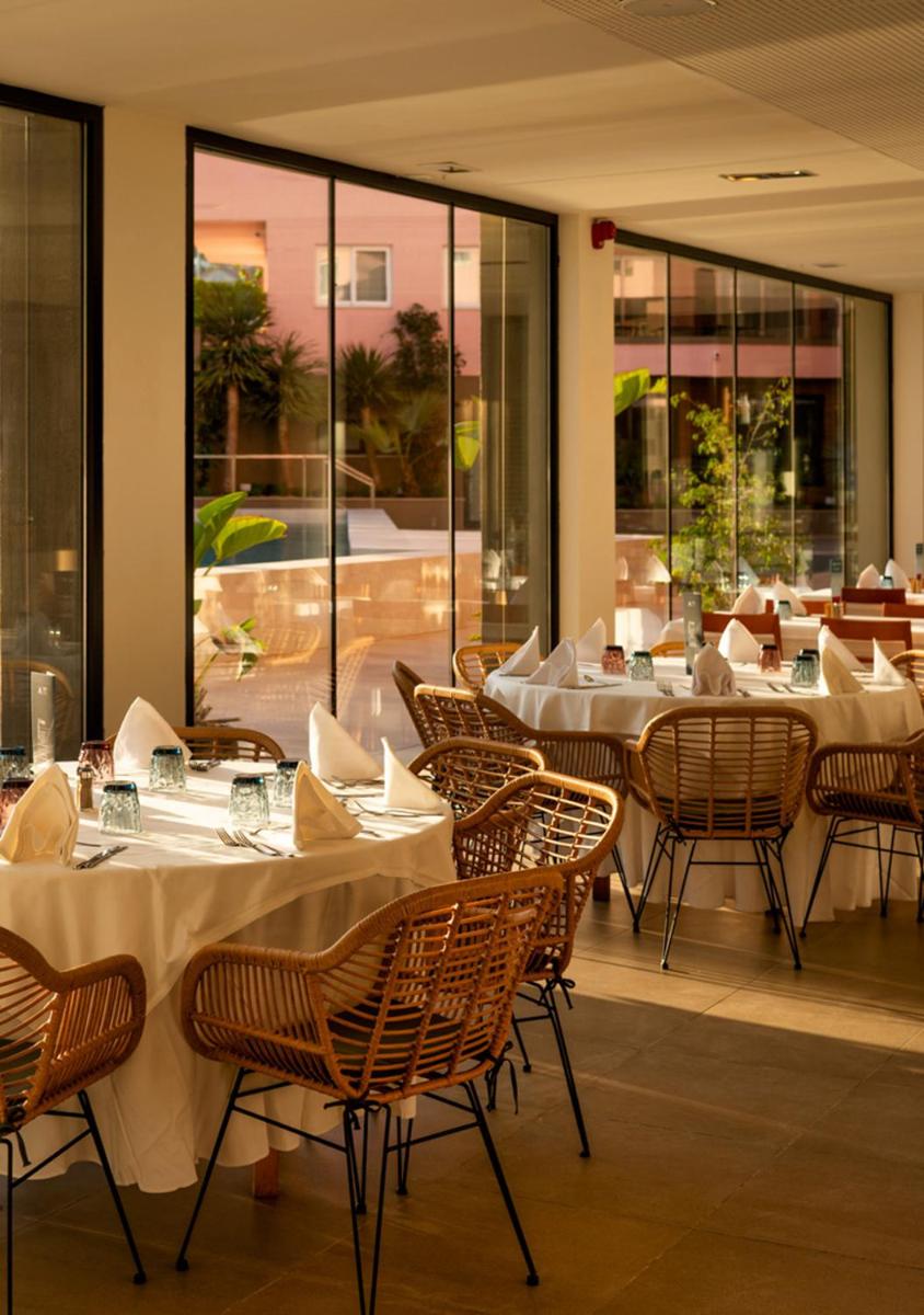Un restaurante o sitio para comer en AQUA Hotel The Breeze & Spa - All Inclusive - Adults Only - 4Sup