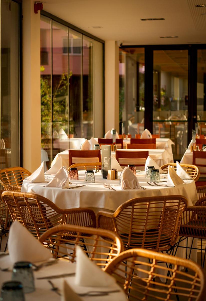 Un restaurante o sitio para comer en AQUA Hotel The Breeze & Spa - All Inclusive - Adults Only - 4Sup