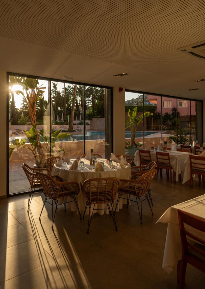 Un restaurante o sitio para comer en AQUA Hotel The Breeze & Spa - All Inclusive - Adults Only - 4Sup