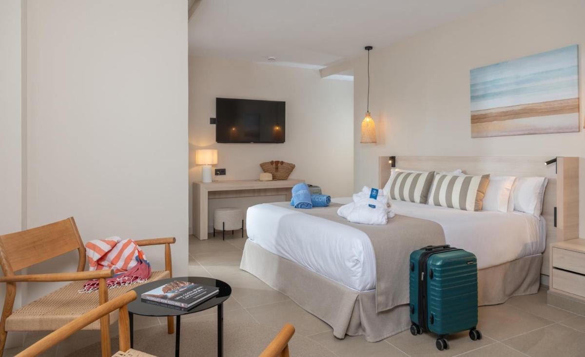 Cama o camas de una habitación en AQUA Hotel The Breeze & Spa - All Inclusive - Adults Only - 4Sup