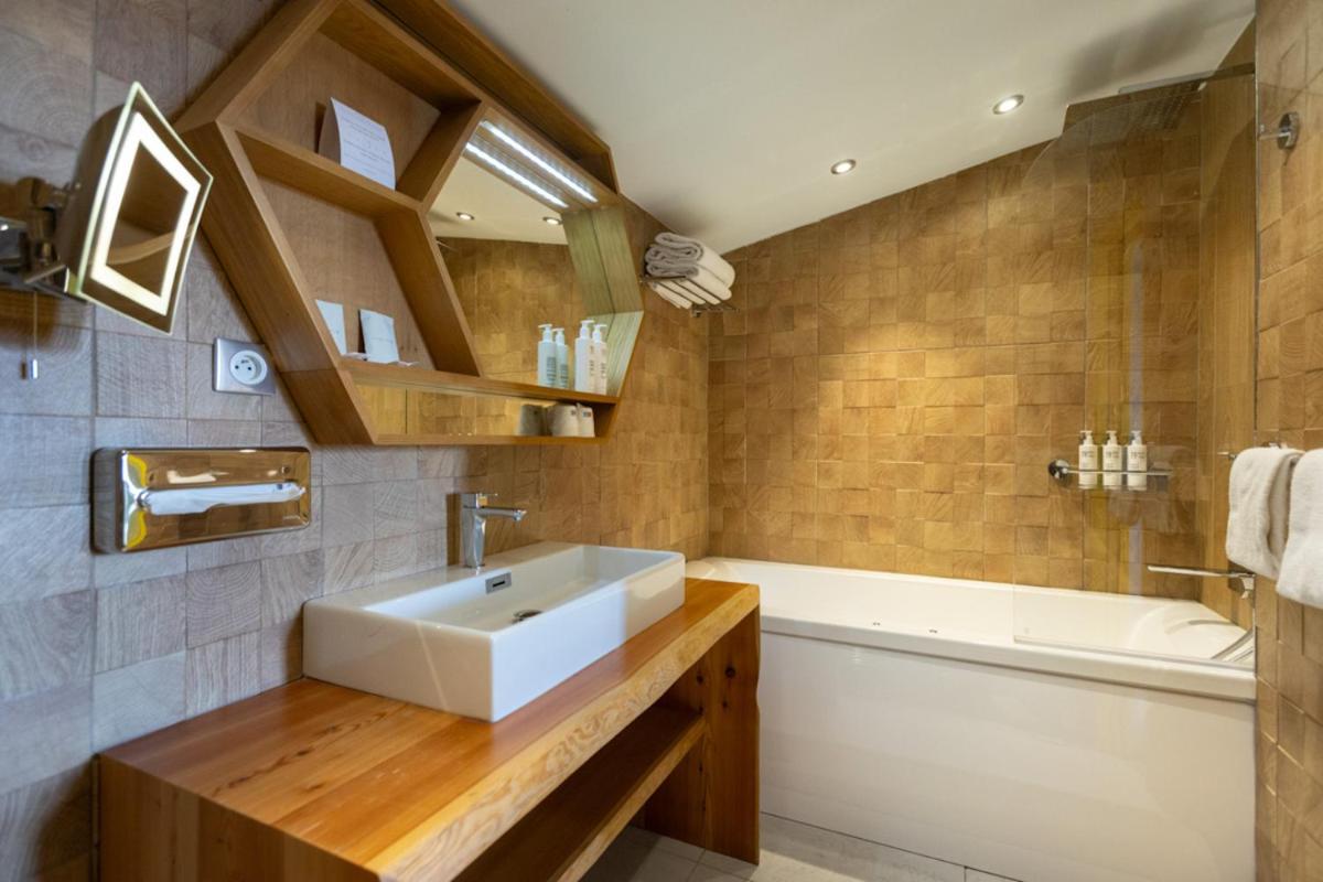 Salle de bains dans l'établissement Royal Ours Blanc Boutique Hôtel & Spa