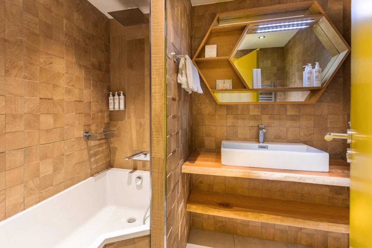 Salle de bains dans l'établissement Royal Ours Blanc Boutique Hôtel & Spa